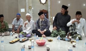 Ketua DPD Nasdem Palembang M.Danu Mirwando Bersama Pengurus Masjid Haqqul Yaqin 