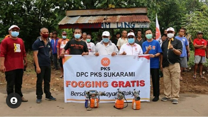 DPC PKS Sukarami Foto Bareng Fogging Gratis