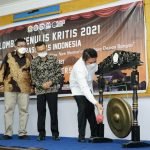 Gubernur Sumsel Herman Deru memukul gong